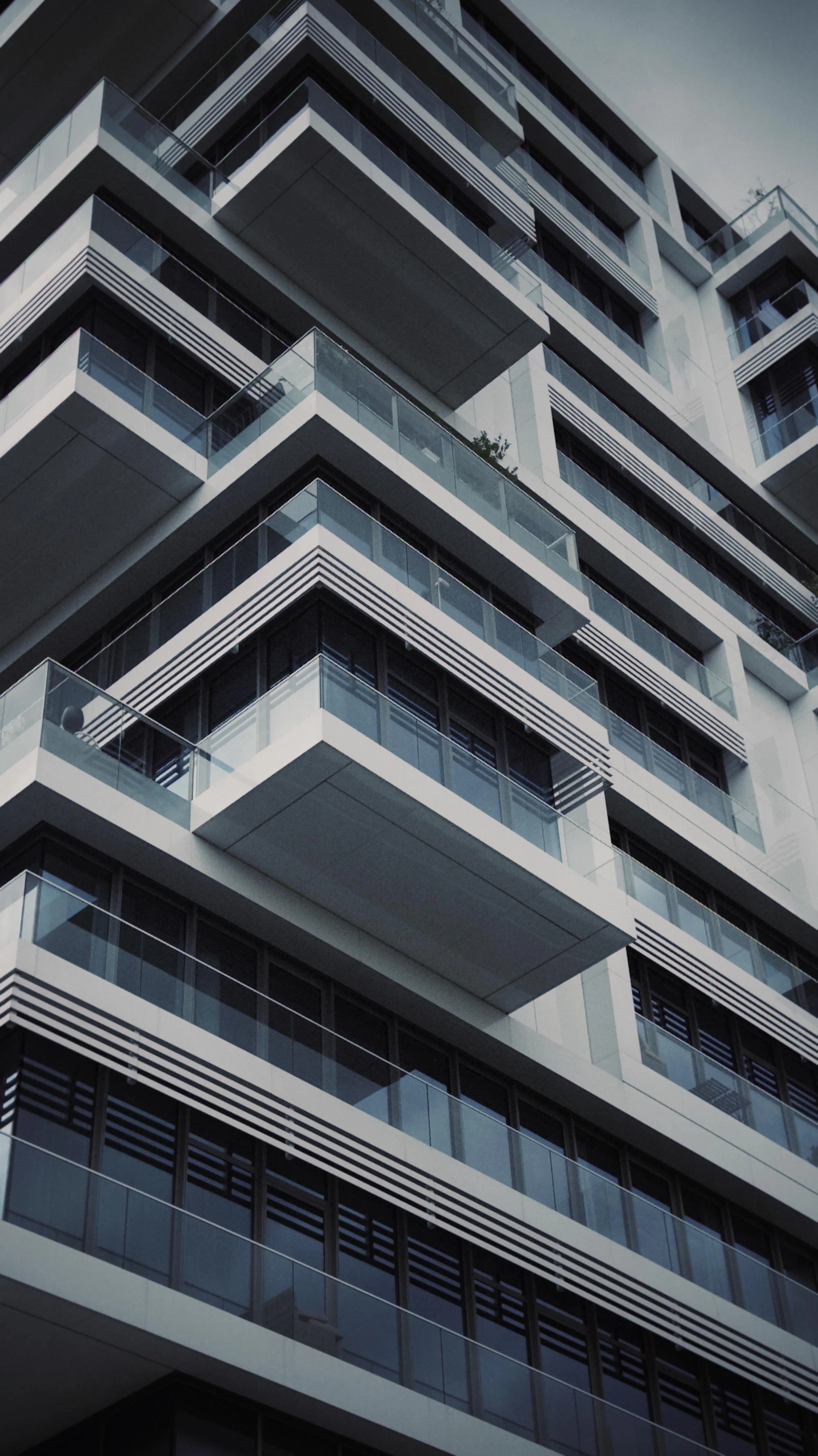 Moderne Wohnarchitektur mit Glasbalkonen in Berlin