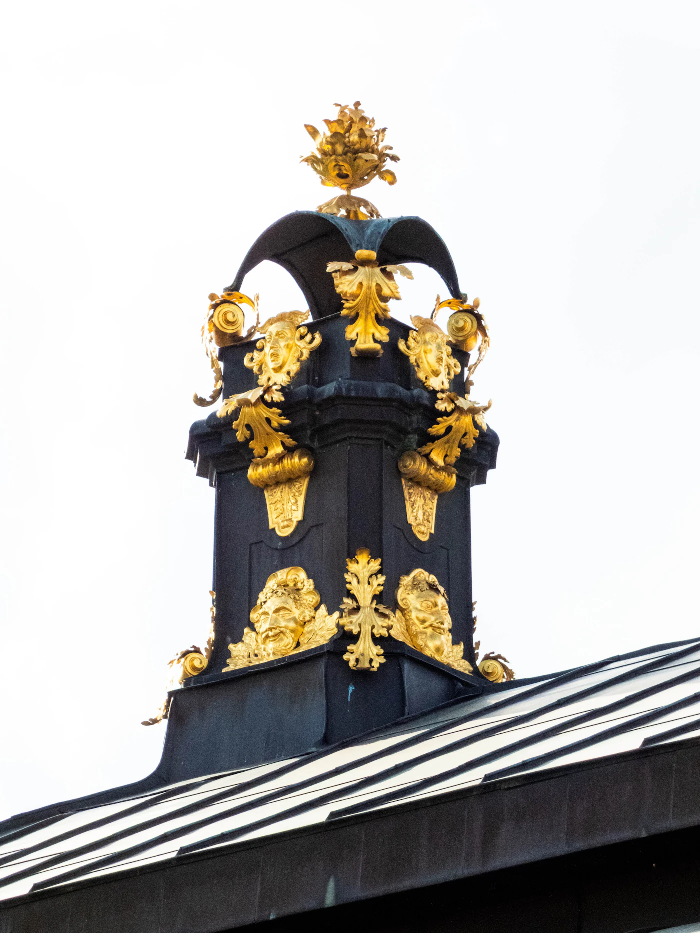 Vergoldete Ornamente an einem historischen Dach in Dresden