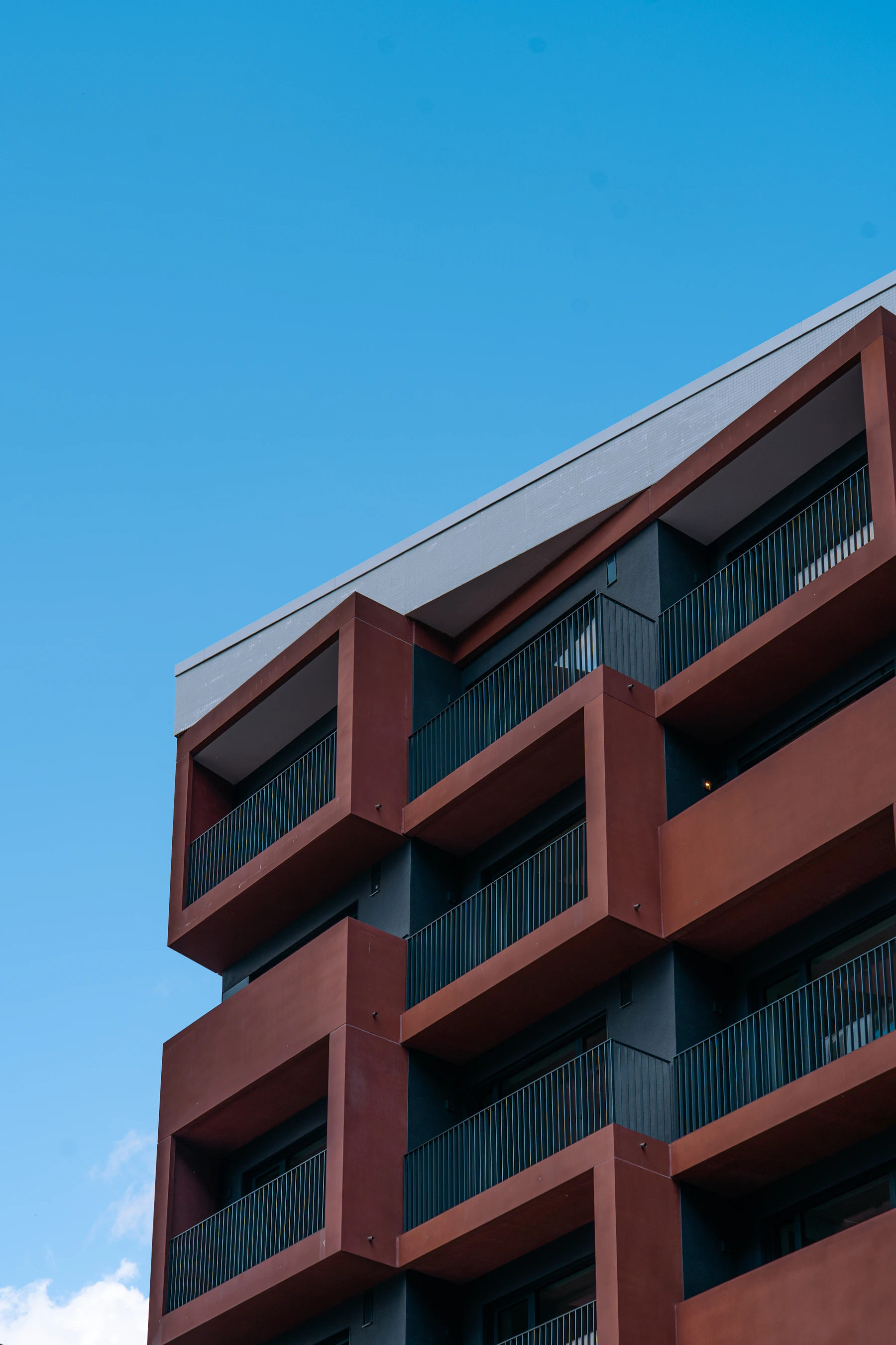 Modernes Gebäude mit auskragenden Balkonen in Hamburg