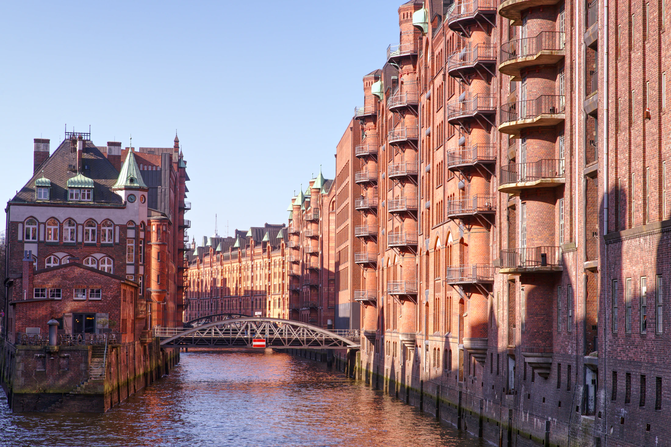 Backsteinspeicher und Brücke an einem Kanal in der Hamburger Speicherstadt